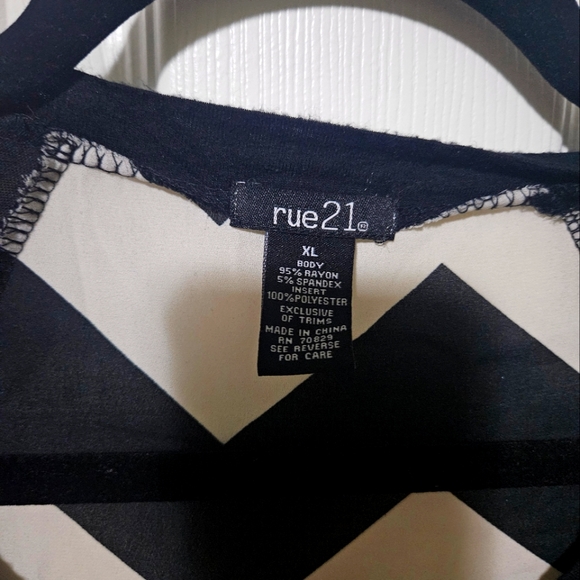 Rue21 Chevron Print 3/4 Sleeve Top - Picture 3 of 3